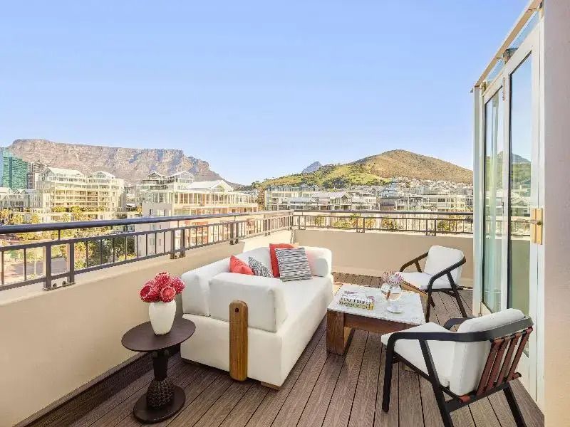 Terrasse mit komfortabler Sitzgelegenheit und Blick auf die umliegenden Berge