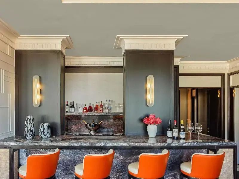 Moderne Bar mit eleganten Stühlen und stilvoller Dekoration