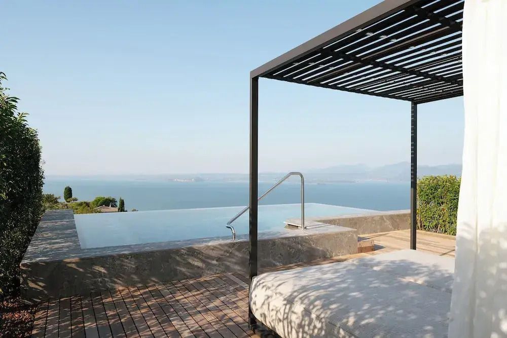 Terrasse mit Liege und Pergola mit herrlichem Seeblick