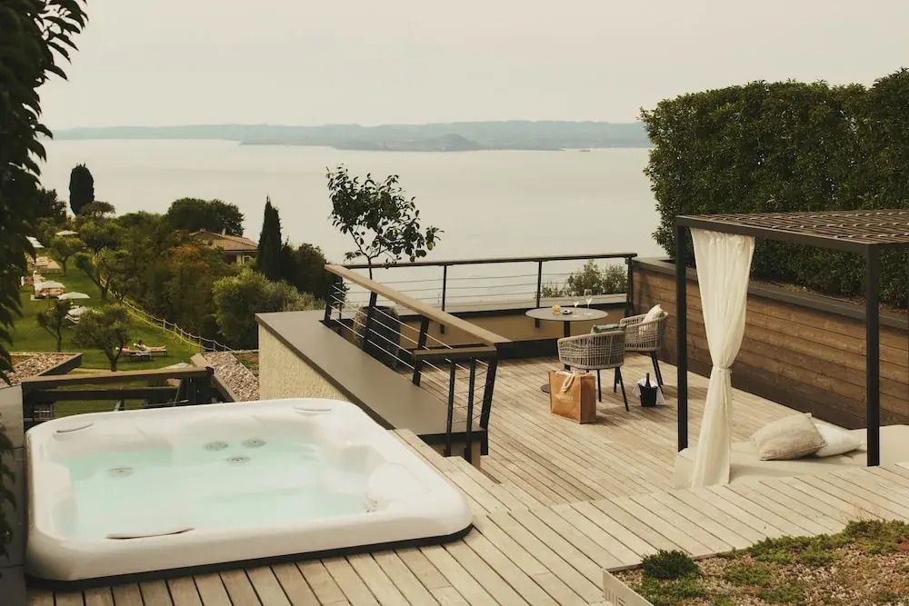 Terrasse mit Whirlpool und Seeblick im Cape of Senses.