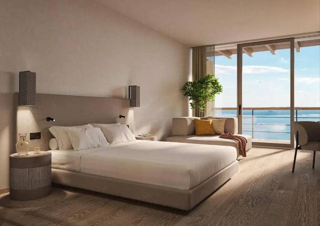 Helles Schlafzimmer der Junior-Suite mit Meerblick und modernem Dekor