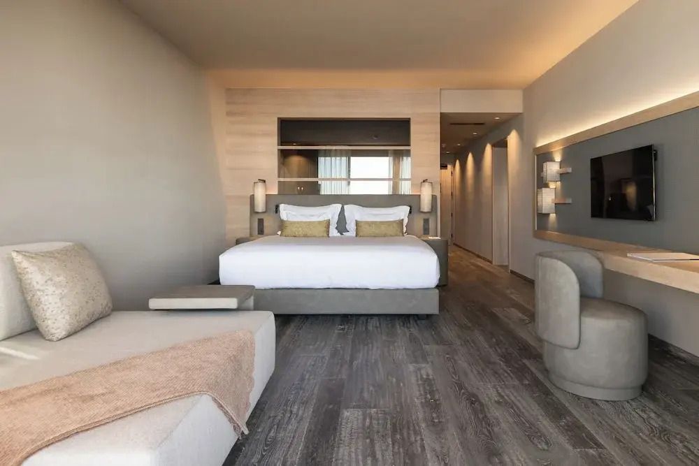 Elegante Premium Suite mit modernem Dekor und komfortablem Doppelbett
