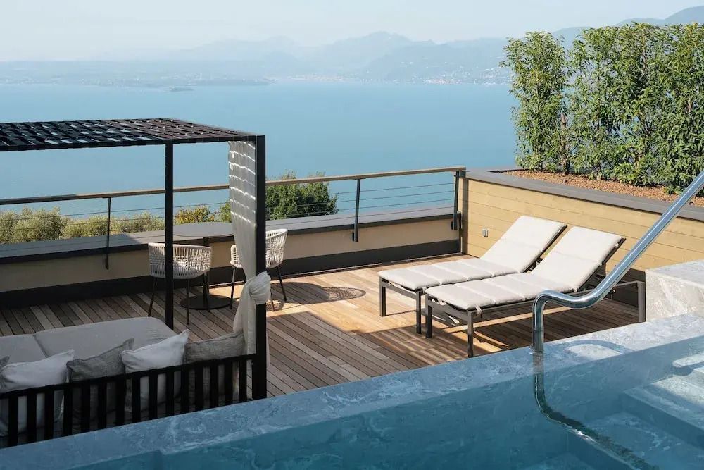 Terrasse mit Liegestühlen und Pavillon und spektakulärem Blick auf den See