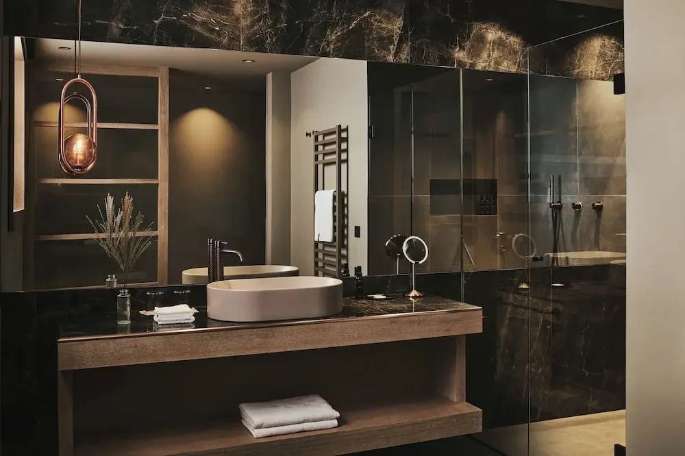 Modernes Badezimmer mit luxuriösen Annehmlichkeiten und edlem Design