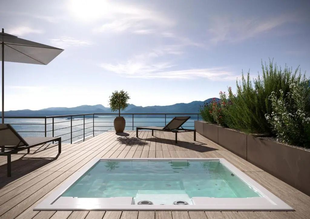 Private Terrasse mit Whirlpool und Seeblick