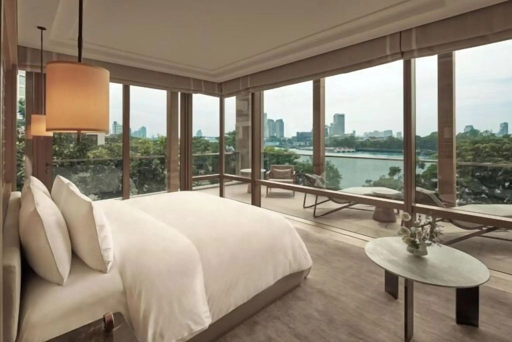 Luxuriöse Suite mit weitem Blick auf den Fluss und die Stadtlandschaft Bangkoks