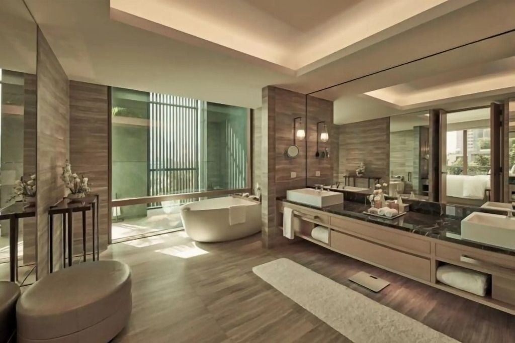 Großzügiges Badezimmer in der Suite mit moderner freistehender Badewanne
