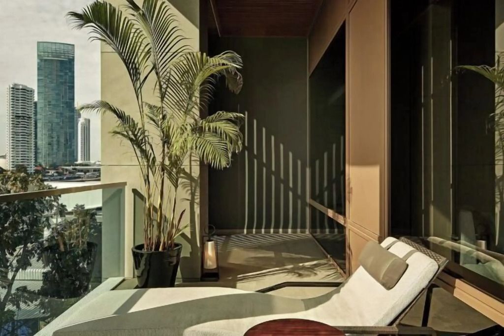 Sonnenliege mit Pflanze auf privatem Balkon der Suite.