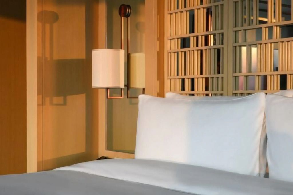 Nahaufnahme eines stilvollen Nachttisches mit Lampe