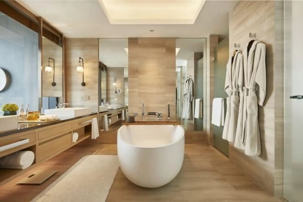 Luxuriöses Badezimmer mit freistehender Badewanne und Holzverkleidung