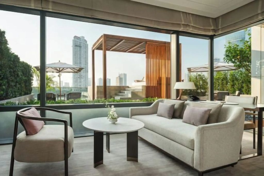 Moderne Lounge mit stilvoller Sitzecke und Ausblick auf Bangkok
