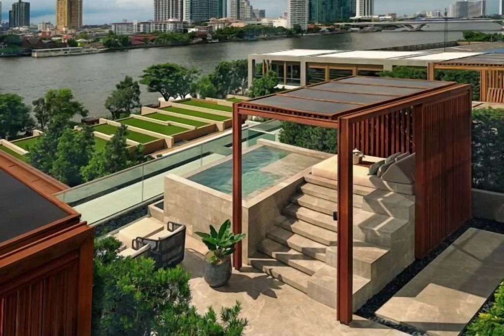 Terrasse mit Whirlpool und Blick auf den Fluss und die Skyline von Bangkok