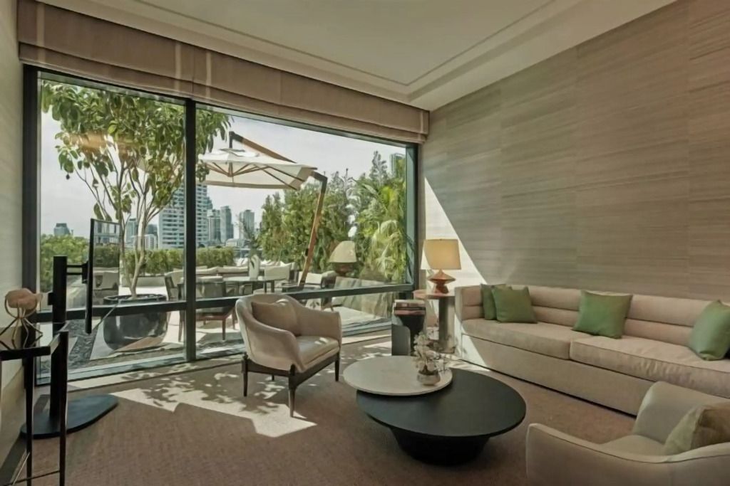 Wohnzimmer mit Blick auf die Terrasse, große Fenster und gemütliche Einrichtung.