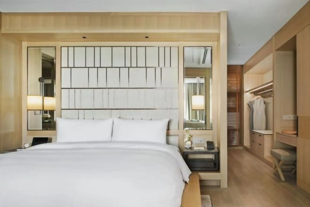 Elegant eingerichtetes Schlafzimmer mit Doppelbett und Holzakzenten