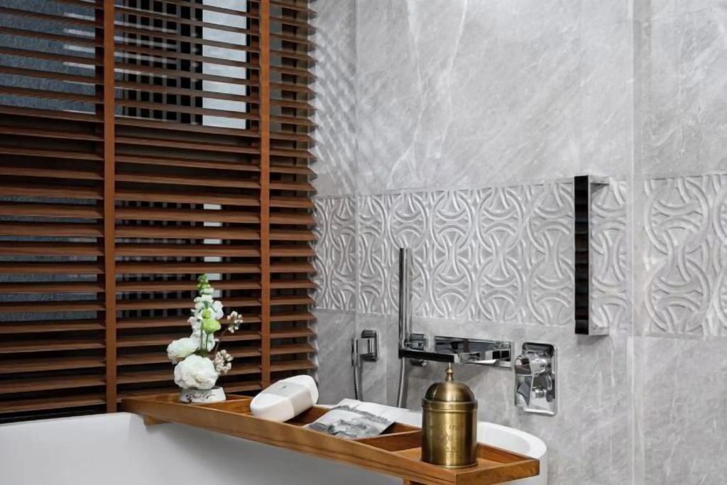 Modernes Badezimmer mit eleganten Marmorwänden und Holzjalousien