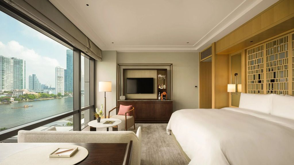 Modernes Doppelzimmer mit Flussblick und eleganter Einrichtung.