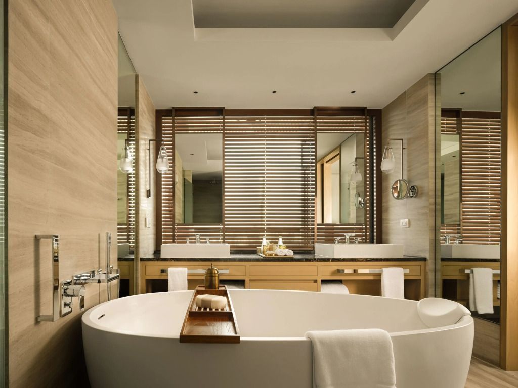 Luxuriöses Badezimmer mit freistehender Badewanne und eleganter Gestaltung.