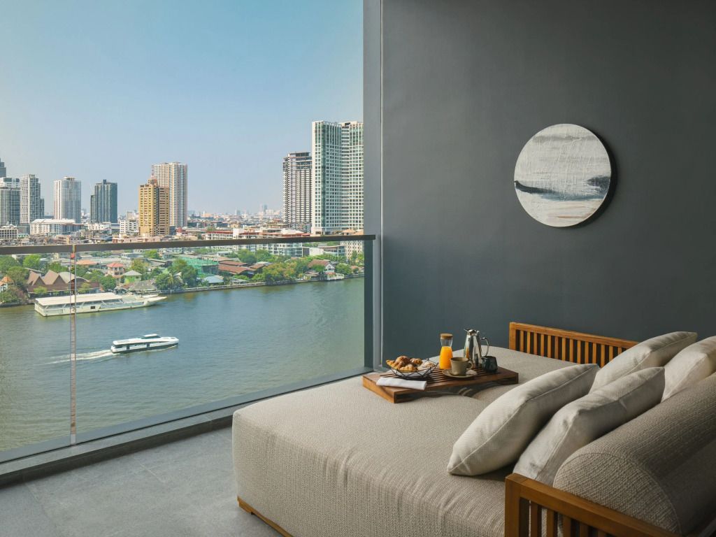 Elegantes Doppelzimmer mit Flussblick und zeitgenössischem Design
