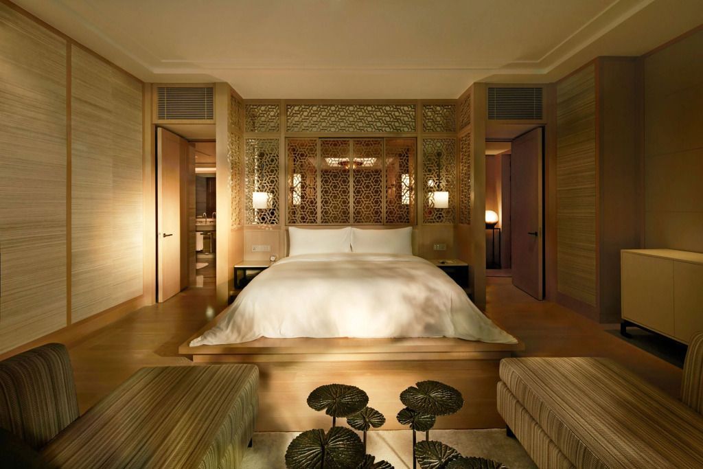 Elegantes Schlafzimmer in der Präsidenten Villa mit großem Bett und stilvoller Einrichtung