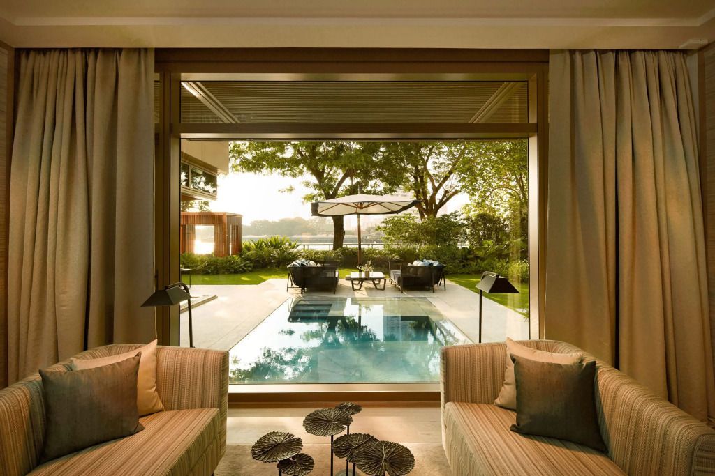 Blick vom Wohnzimmer auf privaten Pool und Garten in der Präsidenten Villa