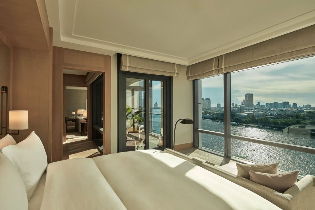 Geräumige Suite mit Doppelbett und Panoramablick auf den Fluss in Bangkok
