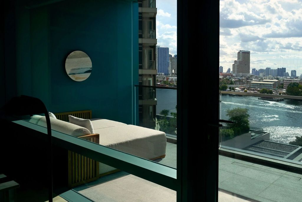 Zimmersicht mit Tagesbett und Blick auf den Fluss durch die Fenster