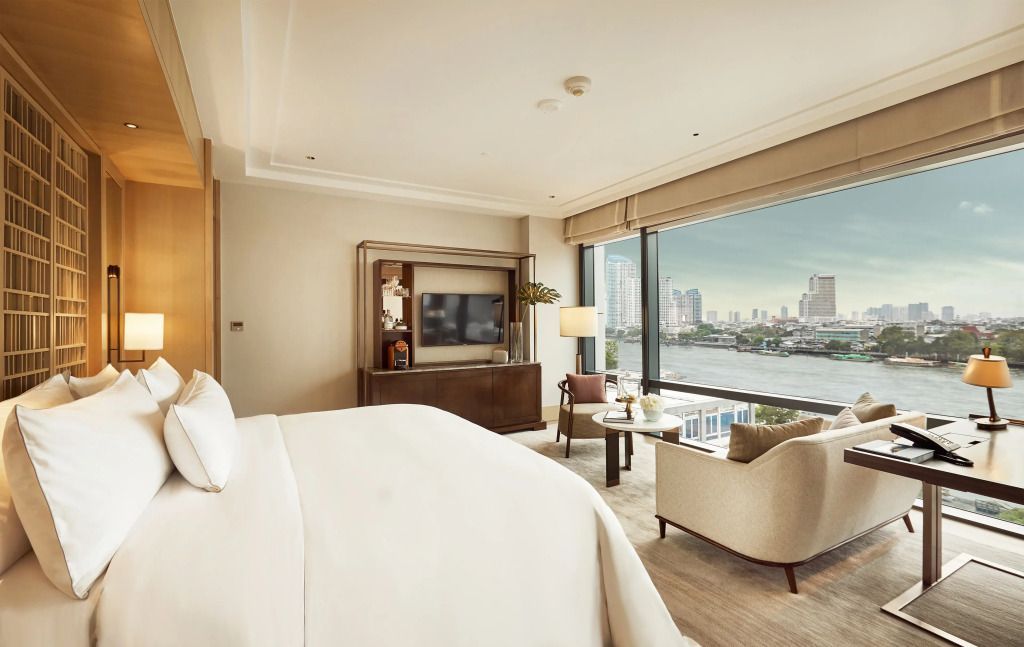 Luxuriöses Hotelzimmer mit Flussblick und modernem Interieur