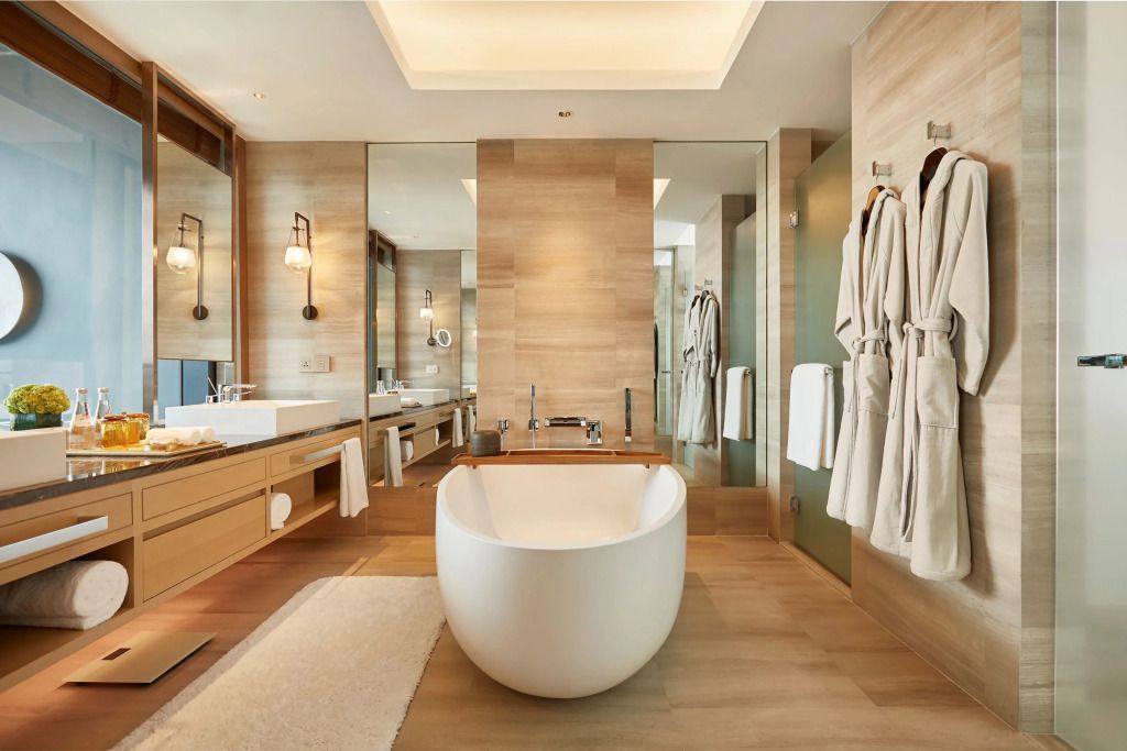 Modernes Badezimmer mit freistehender Badewanne und Holzelementen