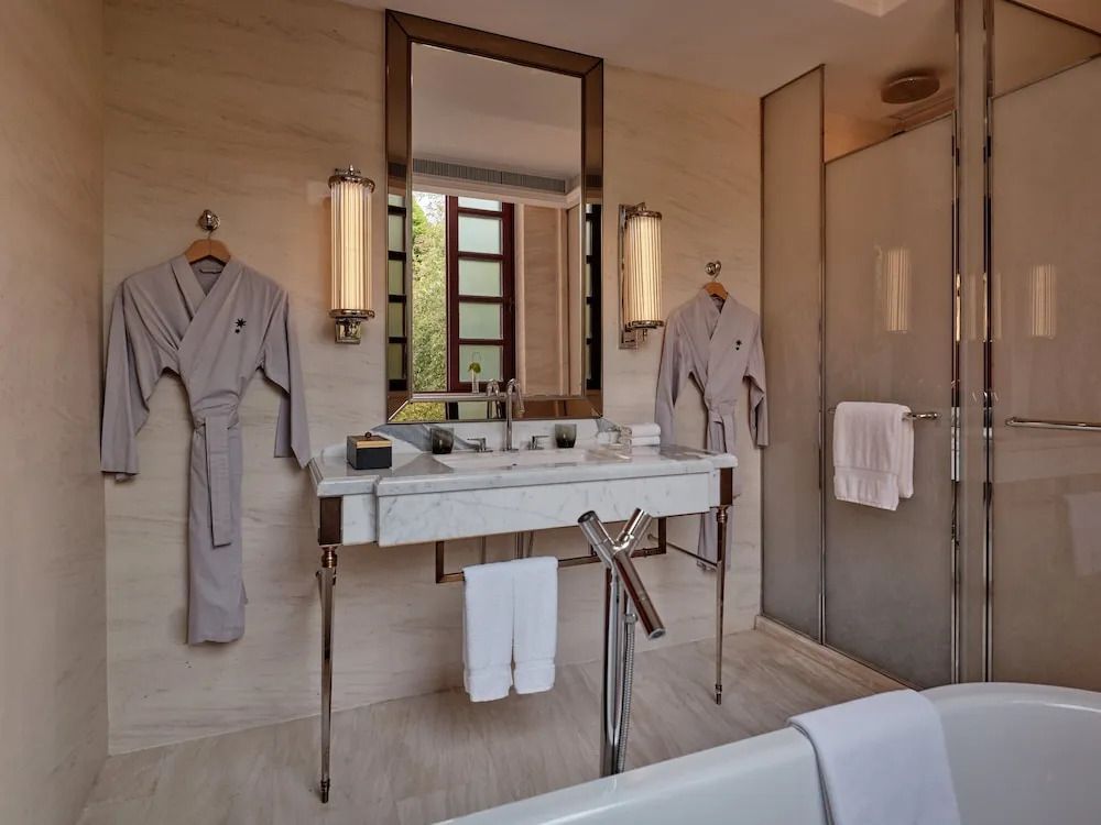 Elegantes Badezimmer mit Doppelwaschbecken und Bademänteln