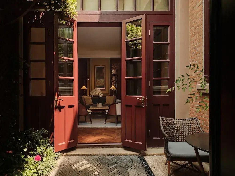 Elegante Terrasse mit offenem Eingang zu einem stilvollen Wohnzimmer