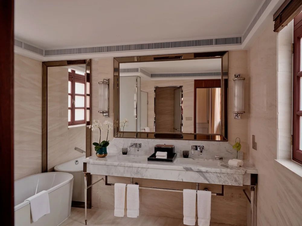 Elegantes Badezimmer mit Marmorwaschtisch und großer Badewanne