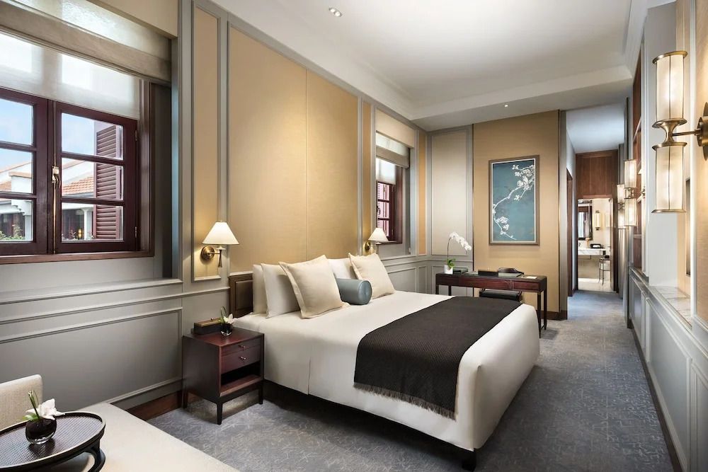 Helles Hotelzimmer mit großen Fenstern und stilvollem Dekor