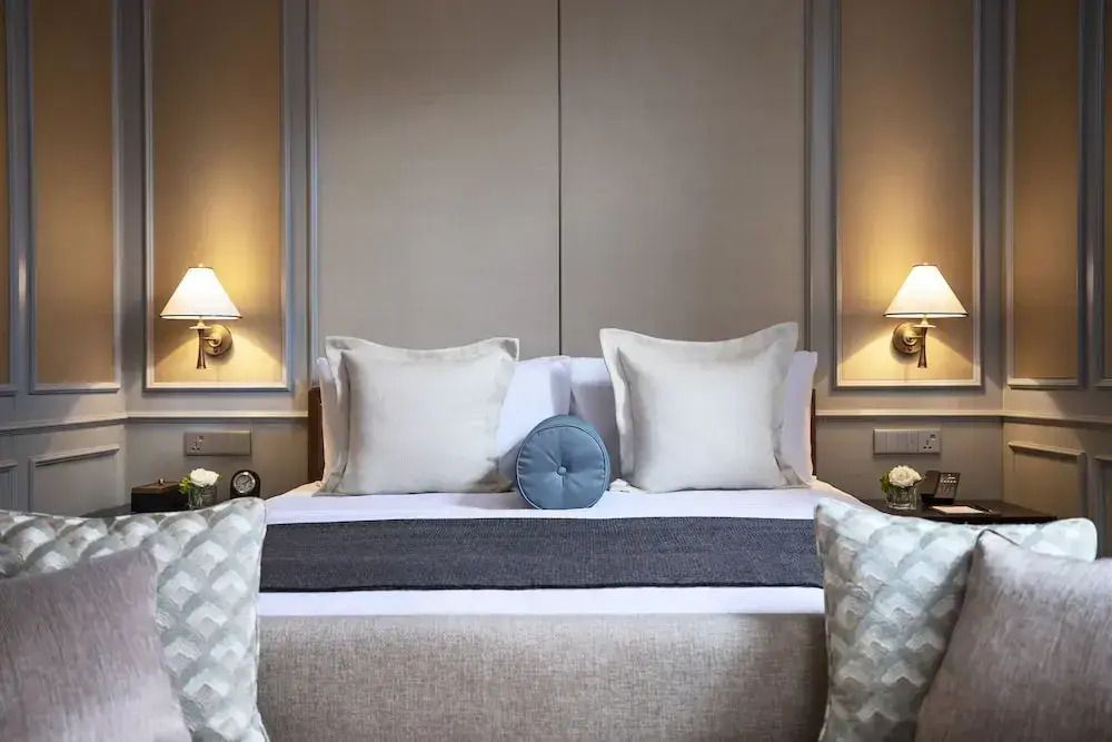 Luxuriöses Schlafzimmer eines Grand Villa Zimmers mit eleganter Einrichtung und Beleuchtung