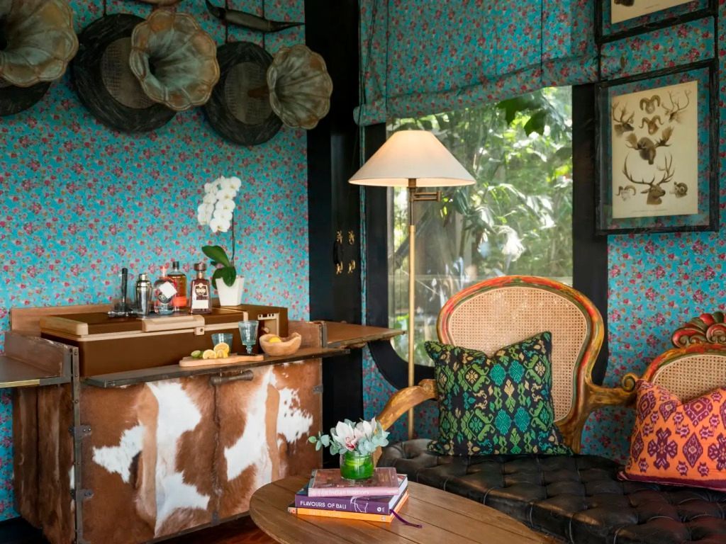 Geschmackvoll dekorierte Lounge mit botanischem Flair im Zelt.