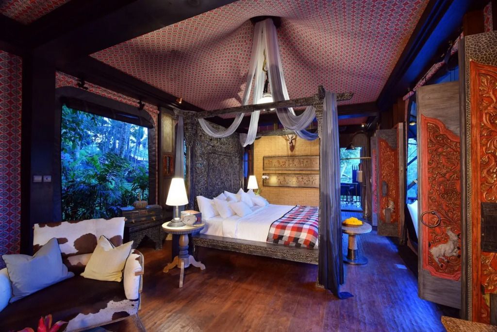 Elegantes Schlafzimmer mit geschnitztem Holzrahmenbett und gedämpfter Beleuchtung.