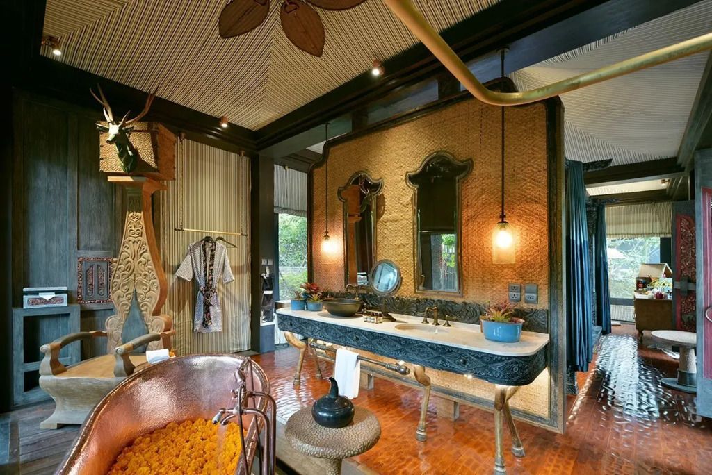 Badezimmer mit Doppelwaschbecken und luxuriöser Ausstattung aus Naturmaterialien