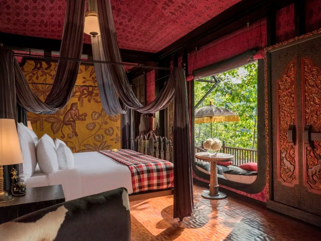 Gemütliches Schlafzimmer im Capella Ubud mit Blick auf üppige Vegetation.