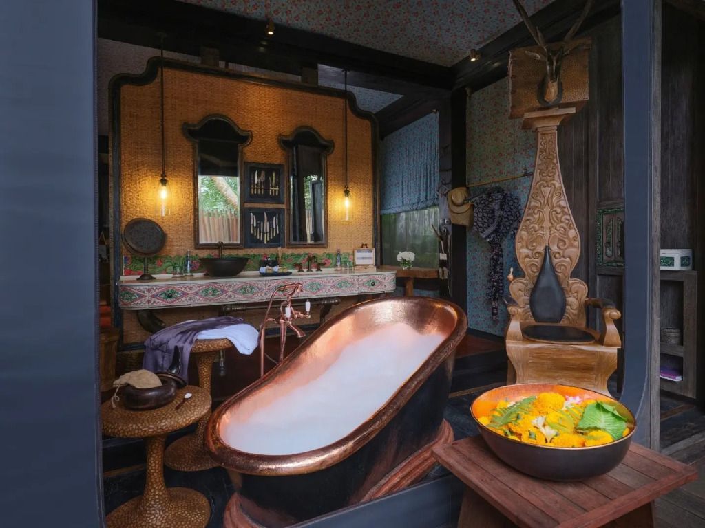 Elegantes Badezimmer im Capella Ubud mit Kupferbadewanne und stilvollem Dekor.