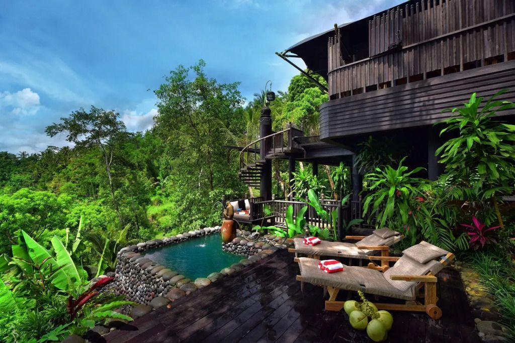 Private Terrasse im Capella Ubud mit kleinem Pool und üppigem Grün.