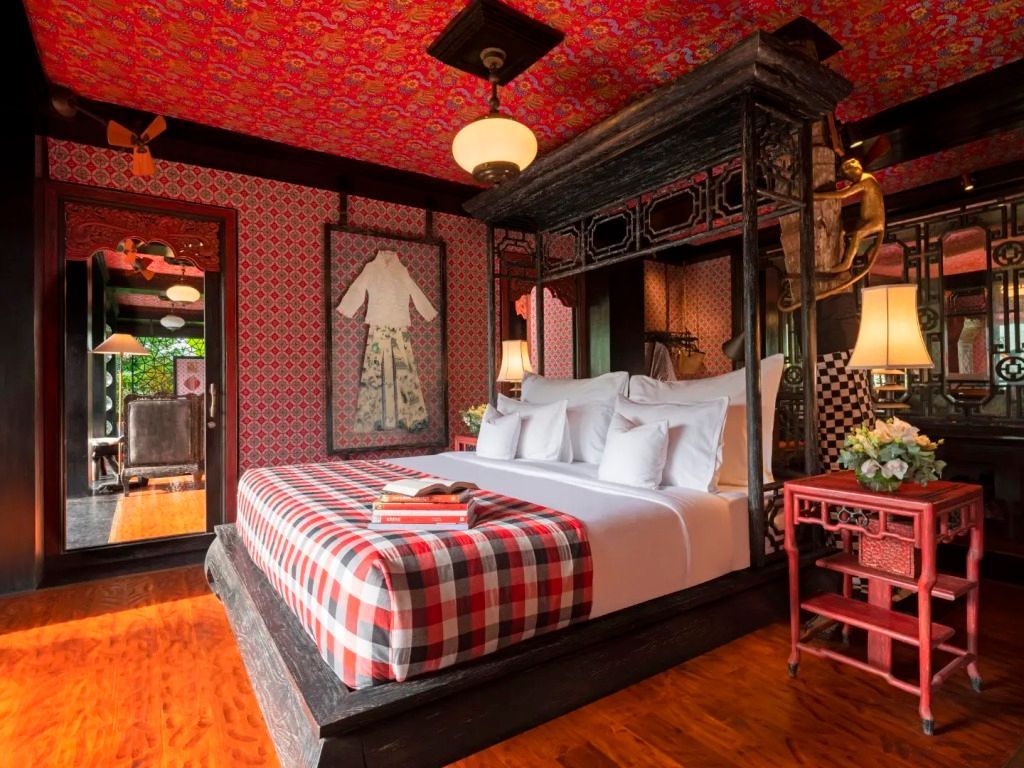 Luxuriöses Schlafzimmer mit traditionellem Dekor und gepolstertem Himmelbett