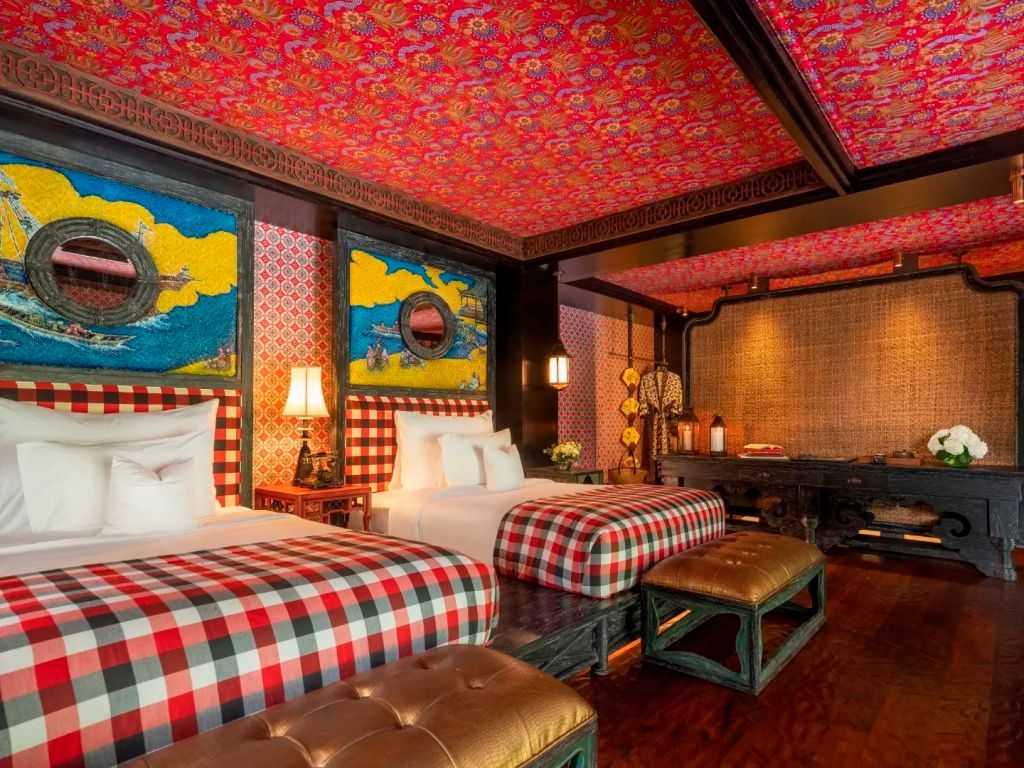 Doppelzimmer mit bunten Tapeten und klassischen Möbeln im balinesischen Stil