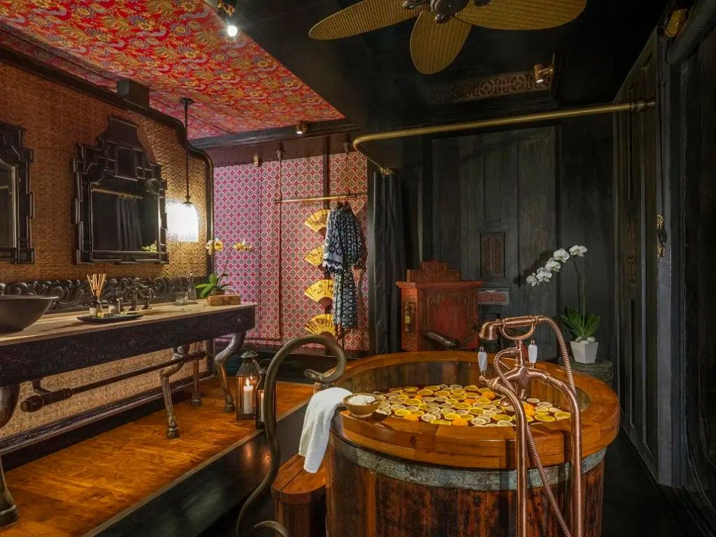 Luxuriöses Badezimmer mit Holzbadewanne und stilvollem Dekor im Vintage-Stil
