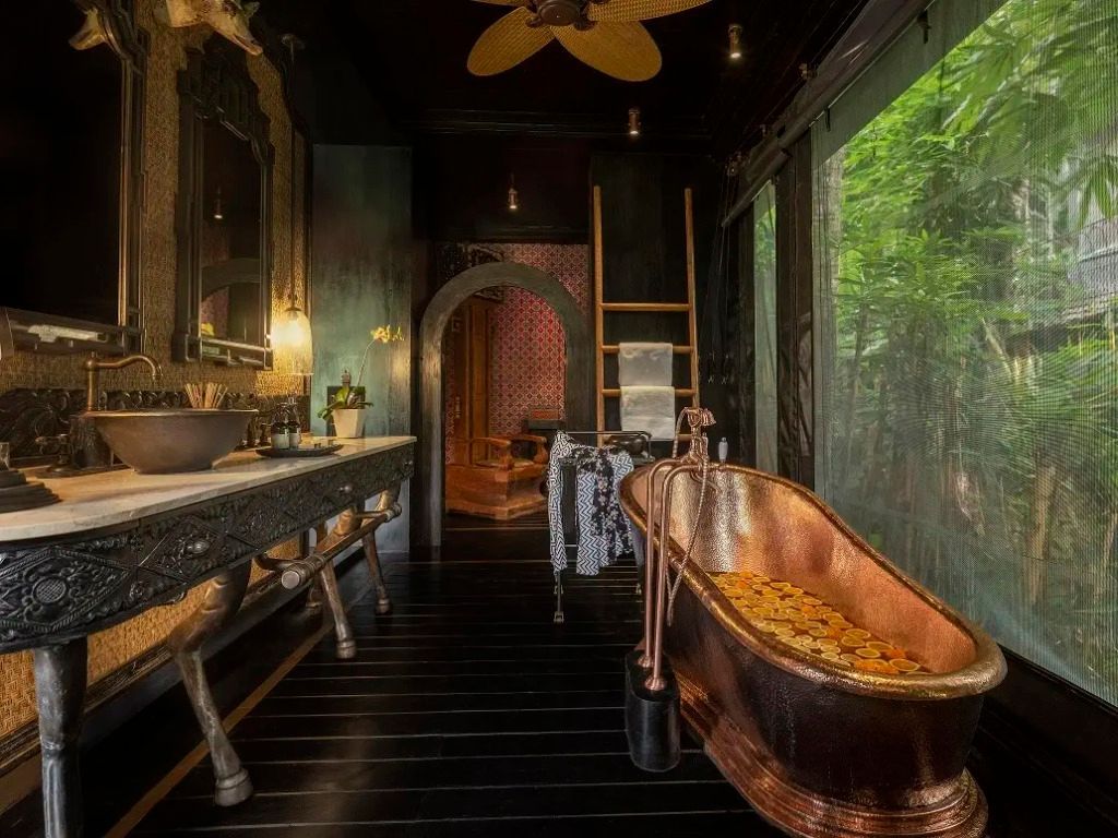 Elegantes Badezimmer mit Kupferbadewanne und edlem Waschtisch