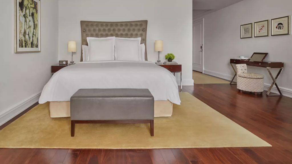 Deluxe Doppelbettzimmer mit elegantem Kopfteil und Holzboden