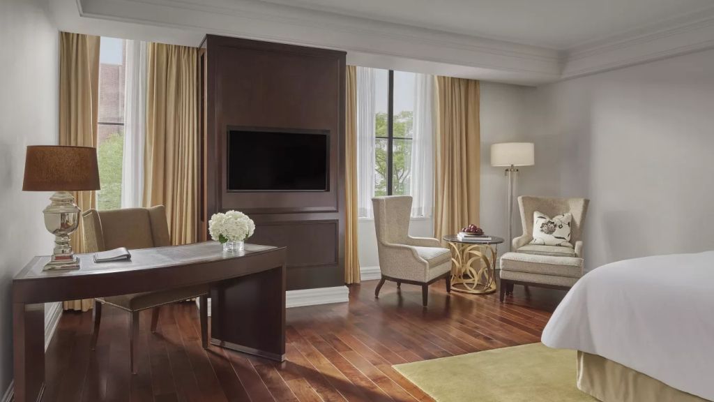 Sitzecke im Deluxe Zimmer mit stilvollen Sesseln und Tisch