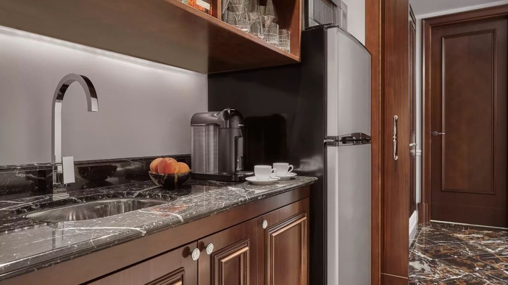 Moderne Kitchenette mit hochwertigem Finish und Kaffeemaschine