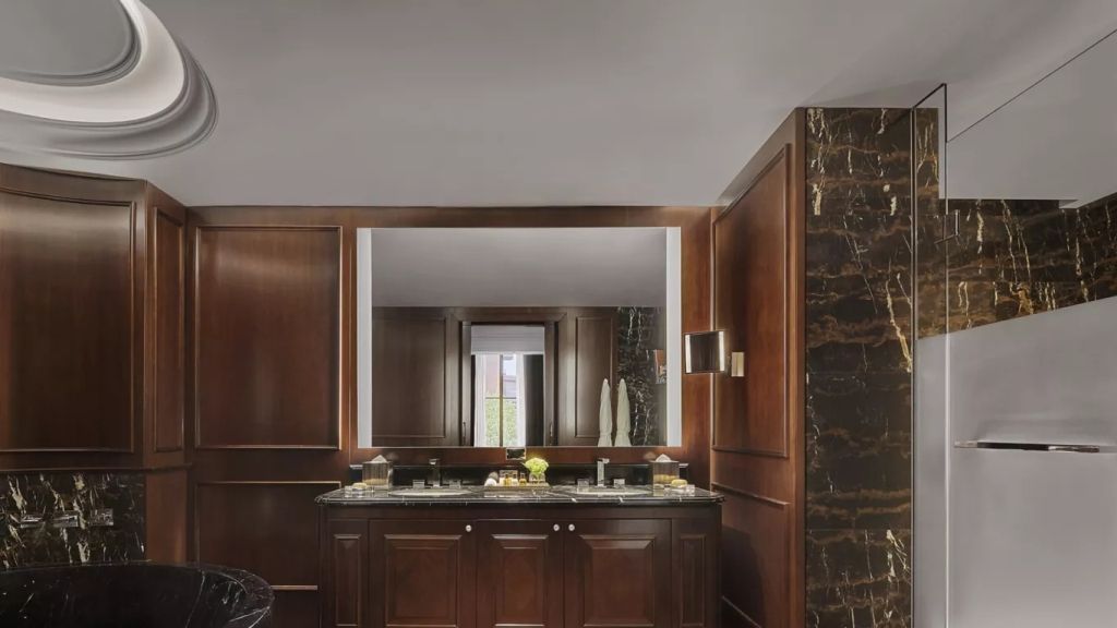 Luxuriöses Badezimmer mit Marmordetails und Doppelwaschtisch