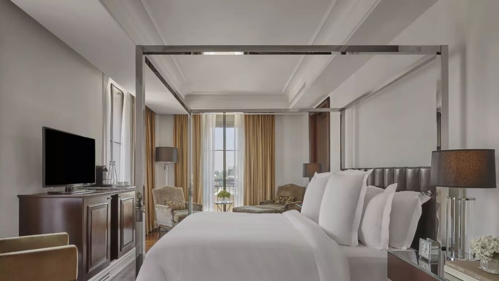 Luxuriöses Schlafzimmer mit Himmelbett und bodentiefen Fenstern im Rosewood Washington, D.C.