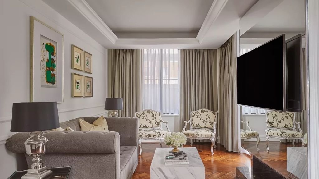 Glamouröser Wohnbereich mit Sofas und eleganten Sesseln aus einem stilvollen Suite-Interieur.