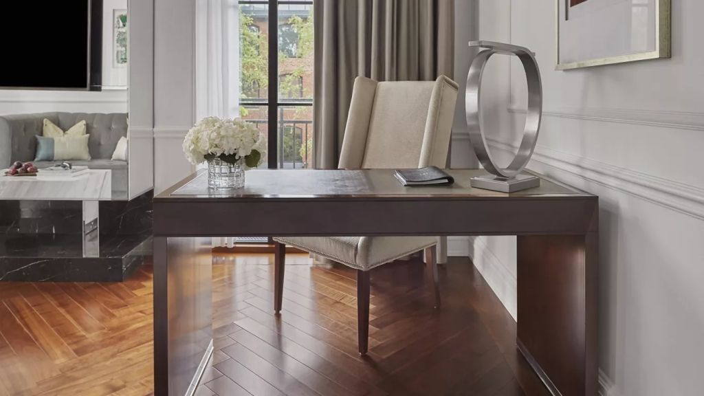 Eleganter Schreibtisch mit modernem Design und Blick auf die großzügigen Fenster.